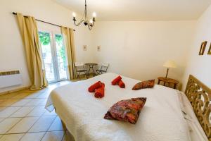 En eller flere senge i et værelse på Le Cabanon by Pinarello Villa Services + 13 billeder