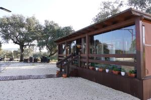 ein Gebäude mit einem Fenster mit Topfpflanzen darauf in der Unterkunft Casa Mobil-Home in La Puebla de los Infantes