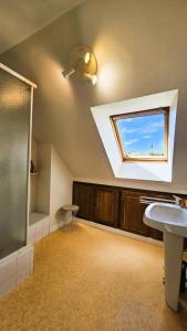 a bathroom with a skylight and a sink at Gîte de France Les jeunes années 3 épis - Gîte de France 6 personnes MAE-3553 in Turenne +40 photos