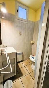 a bathroom with a sink and a toilet and a window at Gîte de France Les saulieres 3 épis - Gîte de France 10 personnes MAE-1323 in Monceaux-sur-Dordogne +38 photos