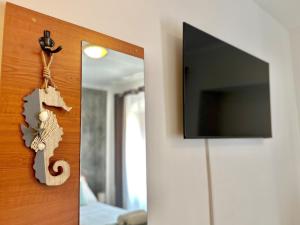 Televiisor ja/või meelelahutuskeskus majutusasutuses Kelly's Rooms