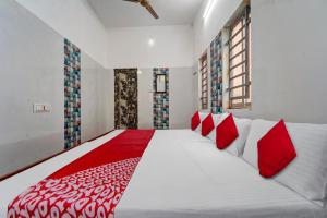 Postel nebo postele na pokoji v ubytování Hotel O Pothini Palace + 21 fotografií