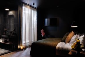ein Schlafzimmer mit einem großen Bett und einem Fenster in der Unterkunft Maison Grinder in Montreal