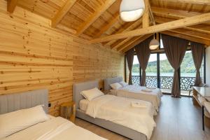 Postel nebo postele na pokoji v ubytování Hotel 5 Stinet + 25 fotografií