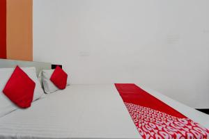 Postel nebo postele na pokoji v ubytování Hotel O Pothini Palace