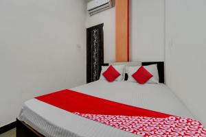 Postel nebo postele na pokoji v ubytování Hotel O Pothini Palace
