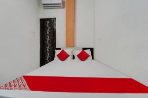 Postel nebo postele na pokoji v ubytování Hotel O Pothini Palace