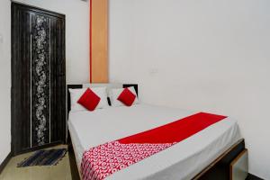 Postel nebo postele na pokoji v ubytování Hotel O Pothini Palace