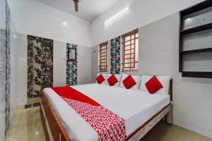 Postel nebo postele na pokoji v ubytování Hotel O Pothini Palace