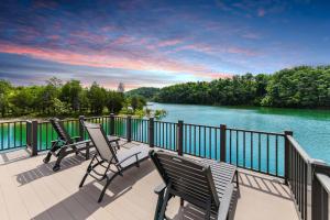 una terraza con sillas y vistas al río en Knasgowa - Direct Lake Front House Retreat, en Dandridge
