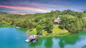 una isla en medio de un lago con una casa en Knasgowa - Direct Lake Front House Retreat, en Dandridge