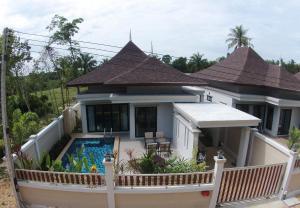 dom z basenem przed nim w obiekcie Baan Ping Tara Tropical Private Pool Villa w Aonang Beach