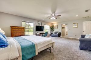 Μια τηλεόραση ή/και κέντρο ψυχαγωγίας στο BBQ Ready Hawthorne Home with Screened-In Patio