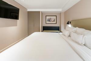 Een bed of bedden in een kamer bij Palmaroga Hotel Asuncion, Tapestry Collection by Hilton