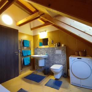 A bathroom at Ti-Tó Apartman