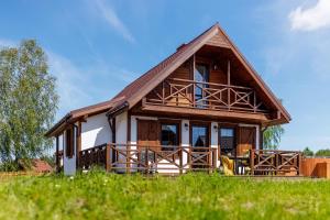 a log home with a gambrel roof at Warmia Prestige in Woryty