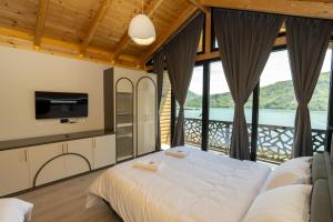 Rúm í herbergi á Hotel 5 Stinet