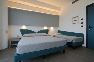 A bed or beds in a room at Hotel Ali d'Oro
