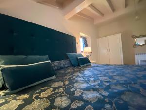 Ένα ή περισσότερα κρεβάτια σε δωμάτιο στο Picos de Europa Suites and Rooms