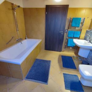 A bathroom at Ti-Tó Apartman