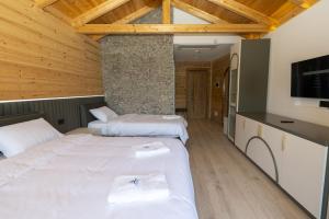 Rúm í herbergi á Hotel 5 Stinet