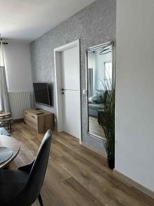 Una sala de estar con una silla y un espejo. en Belle View, en Szklarska Poręba 29 fotos más