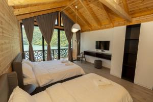 Rúm í herbergi á Hotel 5 Stinet