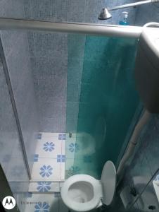 un bagno con doccia, wc e lavandino di Casa do Turista a Belém