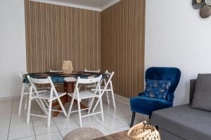 a living room with a table and chairs and a couch at T4 - Charmant Appartement à Saint Aignan in Saint-Aignan