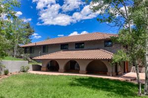 una casa con un cenador frente a un patio en Poolhouse in the Pines, en Colorado Springs