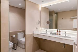 Een badkamer bij Palmaroga Hotel Asuncion, Tapestry Collection by Hilton