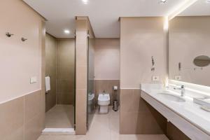 Een badkamer bij Palmaroga Hotel Asuncion, Tapestry Collection by Hilton