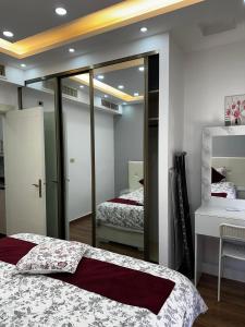 Al Jafrにあるاستوديو الرابية 19 studio alrabyehのベッド2台と鏡のある寝室