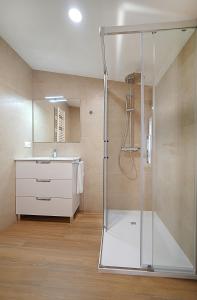 ein Badezimmer mit Dusche und Waschbecken in der Unterkunft GALIHOST - Casa Valboa in Meis