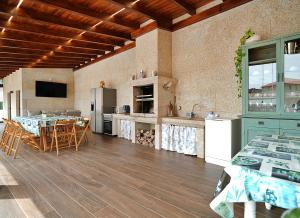 eine Küche und ein Esszimmer mit Tisch und Stühlen in der Unterkunft GALIHOST - Casa Valboa in Meis