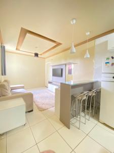 une cuisine et un salon avec un canapé et une table dans l'établissement Apartamento Mobiliado - COP 30, à Ananindeua 8 autres photos