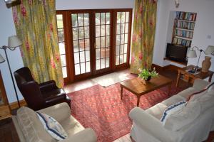uma sala de estar com dois sofás e uma televisão em Oban Seil Farm em Clachan
