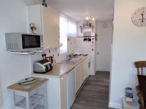 Η κουζίνα ή μικρή κουζίνα στο Cosy Cabin near Heacham Beach, Free Parking