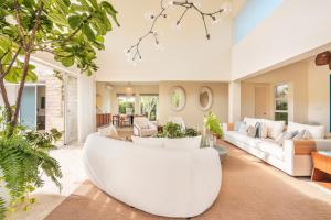 Posezení v ubytování Wonderful 4br villa with maid at Punta Cana Resorts