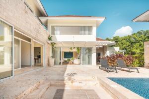 Bazén v ubytování Wonderful 4br villa with maid at Punta Cana Resorts nebo v jeho okolí