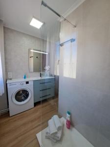 a bathroom with a washing machine and a washer at Mi casita del norte a 150 m de la playa in Mogro +26 photos