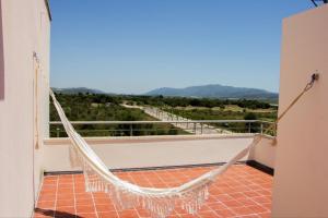 un balcón con hamaca y vistas en Ático Premium con Azotea, Pádel y Piscina, en Sant Jordi (San Jorge)