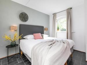 une chambre avec un grand lit et une fenêtre dans l'établissement Apartment in Julianadorp near the Beach, à Julianadorp