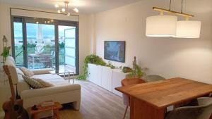 Una sala de estar con una mesa y un comedor. en Ático Premium con Azotea, Pádel y Piscina, en Sant Jordi (San Jorge) 28 fotos más