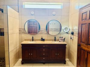 un bagno con due lavandini e tre specchi di Casa de campo con vistas espectaculares a Nogales Altre 33 foto