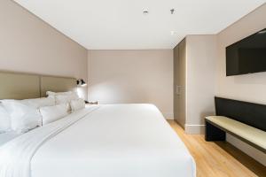 Een bed of bedden in een kamer bij Palmaroga Hotel Asuncion, Tapestry Collection by Hilton