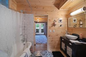 une salle de bain avec douche, lavabo et toilettes dans l'établissement Broadstone Cottage, à Banner Elk 39 autres photos