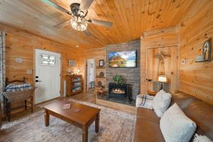 ein Wohnzimmer mit Couch und Kamin in der Unterkunft Broadstone Cottage in Banner Elk