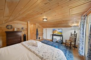 ein Schlafzimmer mit einem Bett und einer Holzdecke in der Unterkunft Broadstone Cottage in Banner Elk