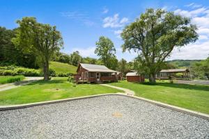 Bild eines Hauses mit Auffahrt in der Unterkunft Broadstone Cottage in Banner Elk